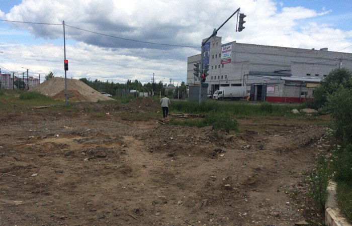 В российском городе установили светофор за 2 млн рублей на пустыре 3