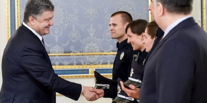Президент Порошенко подписал закон о полиции 1