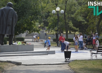 Николаевцы выложили Герб Украины из пластмассовых крышек для помощи бойцам АТО, нуждающимся в протезах