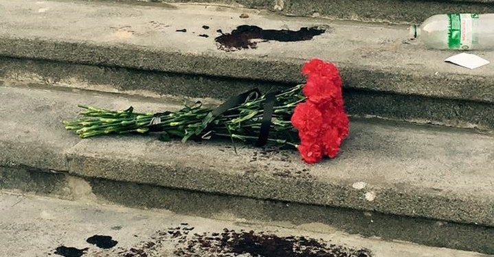 Под ВР ранены французские журналисты. А на место, где погиб нацгвардеец, несут цветы