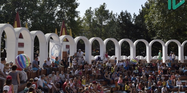 Нагуляться перед 1 сентября: Николаевский городок «Сказка» поздравил детей переселенцев и бойцов АТО с Днем знаний