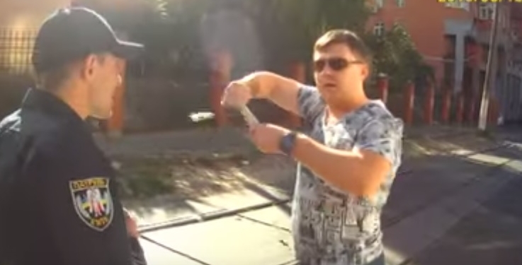 В Киеве пьяный водитель Bentley забрасывал полицию долларами