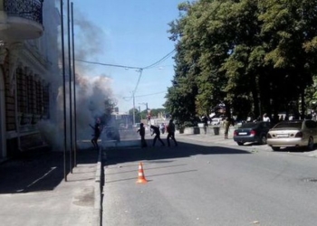На митинге Оппоблока в Харькове неизвестные устроили стрельбу и разбили авто охраны Добкина