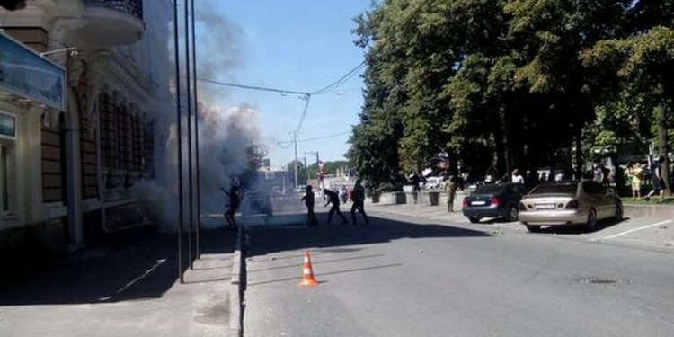 На митинге Оппоблока в Харькове неизвестные устроили стрельбу и разбили авто охраны Добкина