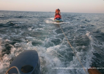 Двух людей на поломанном гидроцикле уносило в открытое море. Но одесские пограничники их спасли