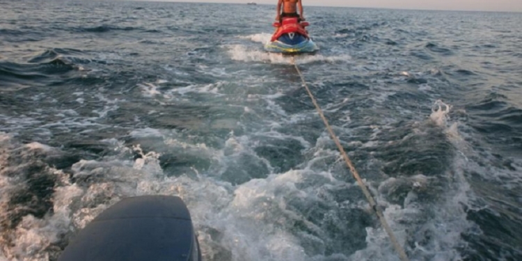 Двух людей на поломанном гидроцикле уносило в открытое море. Но одесские пограничники их спасли