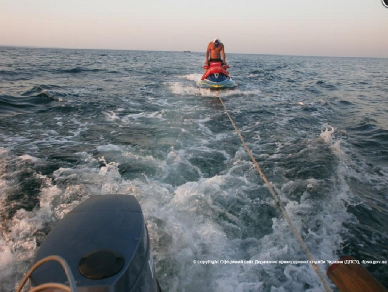 Двух людей на поломанном гидроцикле уносило в открытое море. Но одесские пограничники их спасли 1