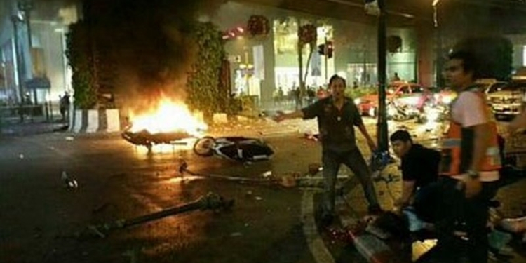 В центре Бангкока у святыни Erawan Shrine – мощный взрыв, погибли 12 человек