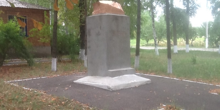 Декоммунизация на Николаевщине: в Первомайском районе упал не только Ленин, но и памятная доска «к 50-летию Октября»