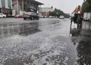 В Китае после взрывов в порту выпал дождь с ядовитой пеной