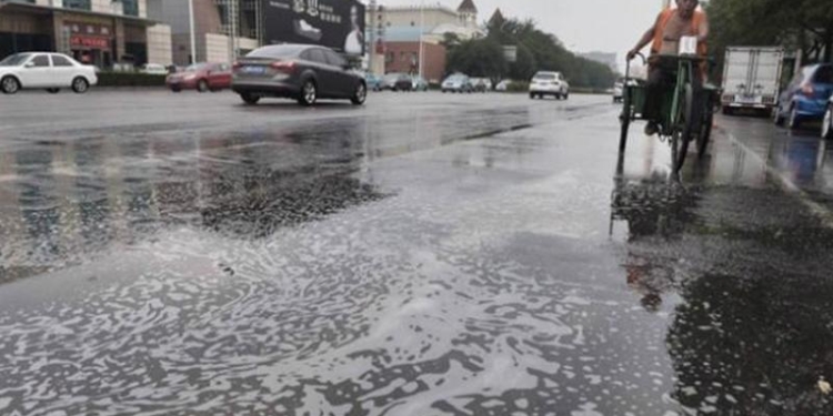 В Китае после взрывов в порту выпал дождь с ядовитой пеной