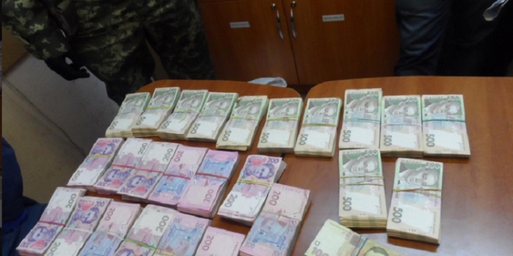 Бабушка, говорит, деньги дала: жительница Луганска пыталась пронести через границу более 1 млн.грн.