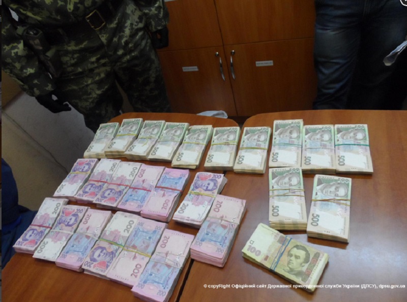 Бабушка, говорит, деньги дала: жительница Луганска пыталась пронести через границу более 1 млн.грн. 1