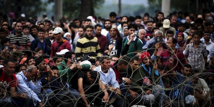 Тысячи беженцев прорвали полицейский кордон на границе с Македонией