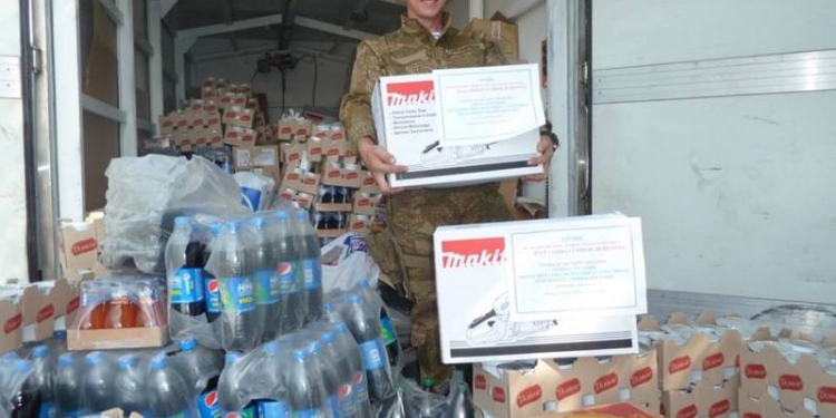 Из Николаева в Мариуполь: военным доставили гуманитарную помощь – бензопилы, маскировочную сетку и продукты питания