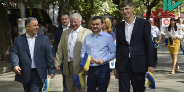 Как Гранатуров и Мериков вместе с нардепами вручали николаевцам флажки на Советской