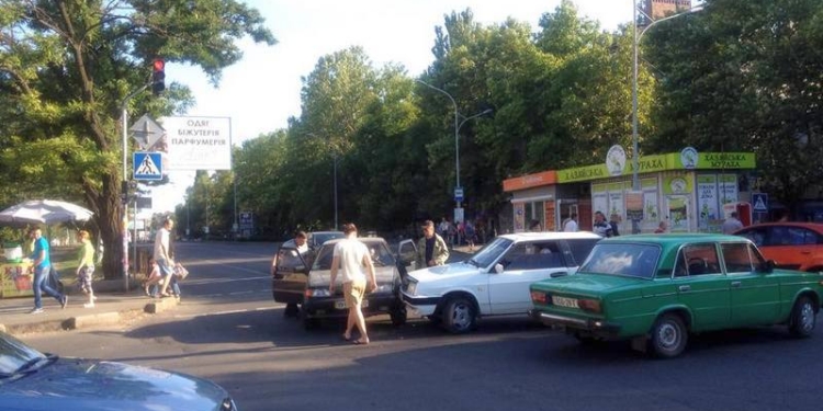 Они нашли друг друга – в Николаеве на перекрестке столкнулись две “Лады”