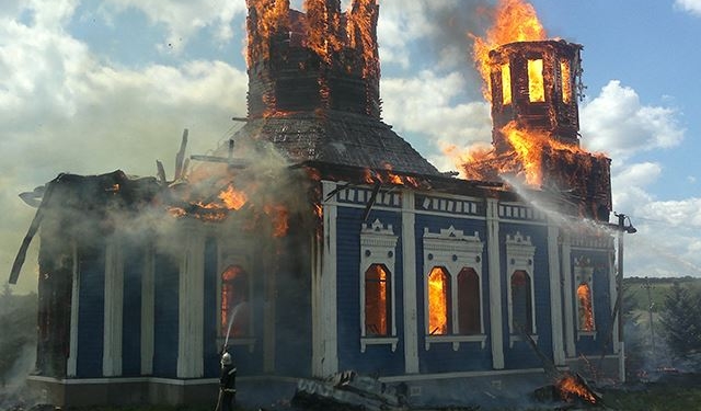 Несчастье. В Кривоозерском районе сгорела деревянная церковь