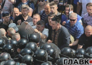 Аваков обвинил Тягнибока в организации стычек под Радой, во время которых ранено около 100 правоохранителей