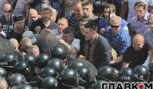 Аваков обвинил Тягнибока в организации стычек под Радой, во время которых ранено около 100 правоохранителей