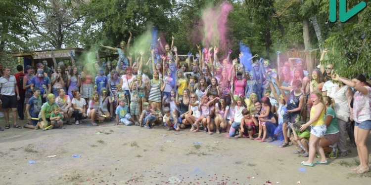 В николаевском Парке Победы прошел «Фестиваль красок»