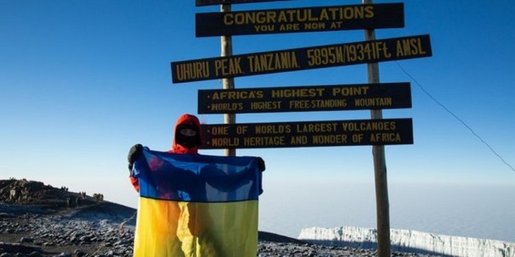 На самой вершине Африки появился украинский флаг