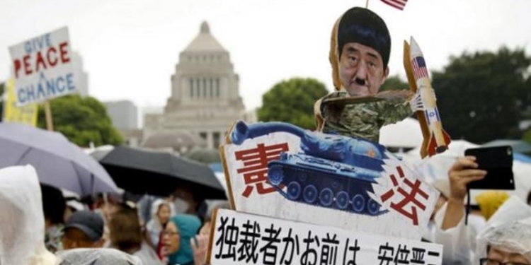 В Японии около 120 тыс. людей протестуют против расширения полномочий сил самообороны