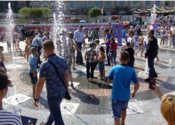 Наш солидарный: мэр Киева вместе с детьми искупался в фонтане