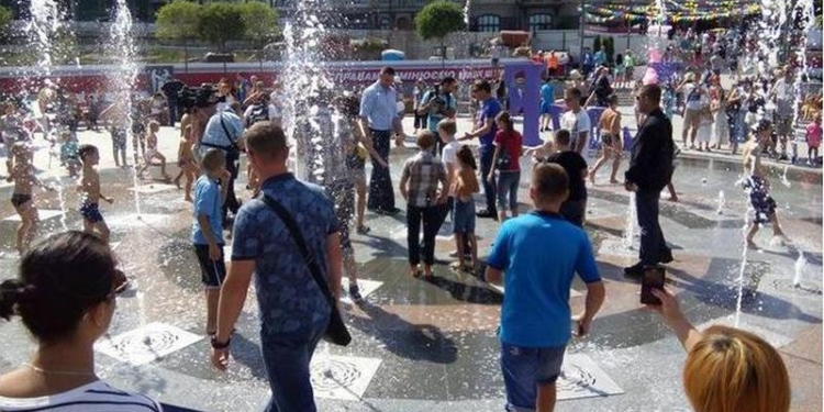 Наш солидарный: мэр Киева вместе с детьми искупался в фонтане