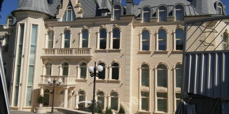 Одесситы штурмом взяли «Замок Гарри Поттера» – особняк Сергея Кивалова