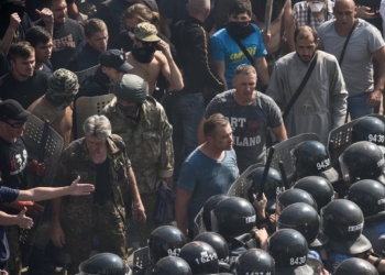 Кличко: В ходе столкновений под Радой погиб правоохранитель