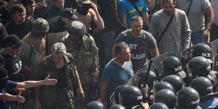 Кличко: В ходе столкновений под Радой погиб правоохранитель