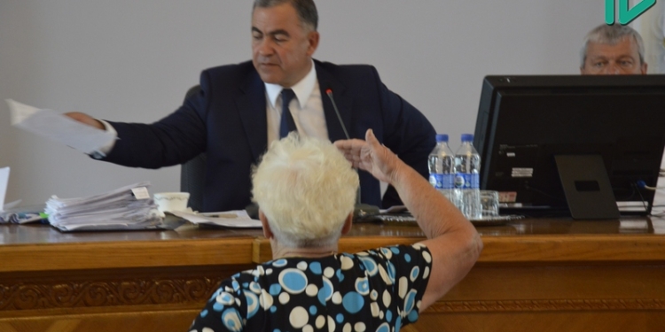 Из-за пенсионерки, устроившей скандал во время сессии Николаевского горсовета, мэр Гранатуров предложил пускать горожан «по процедуре»