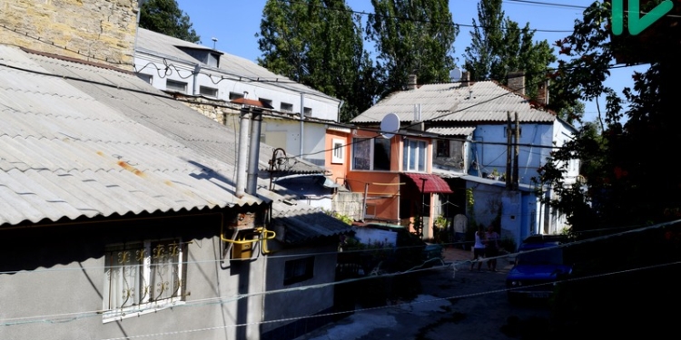 И это тоже николаевский двор: жители ул.Потемкинской, 51 живут, как на пороховой бочке