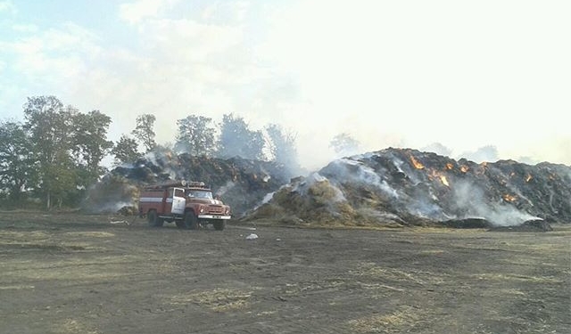 В хозяйстве «Промінь» Арбузинского района сгорела солома. Но не вся – будет чем скотину кормить