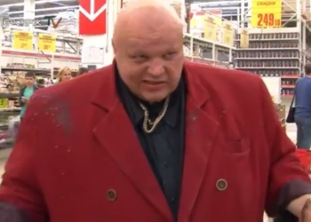В Санкт-Петербурге “казаки” боролись с санкционными продуктами и рвали иностранное пиво зубами