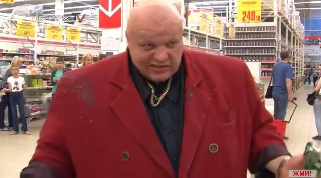 В Санкт-Петербурге “казаки” боролись с санкционными продуктами и рвали иностранное пиво зубами