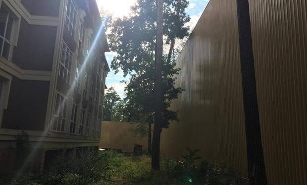 Никого не вижу, ничего не слышу. ​Под Киевом чиновник построил 13-метровый забор