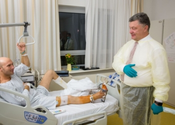 Порошенко в берлинском госпитале посетил раненых украинских бойцов