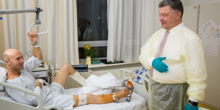 Порошенко в берлинском госпитале посетил раненых украинских бойцов