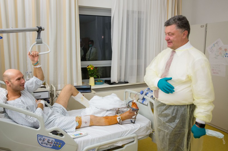 Порошенко в берлинском госпитале посетил раненых украинских бойцов 1