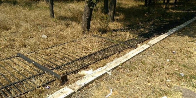 «Я к вам пишу, чего же боле?»: Гранатуров обращается к Мерикову по поводу ограды в парке Победы через Фейсбук