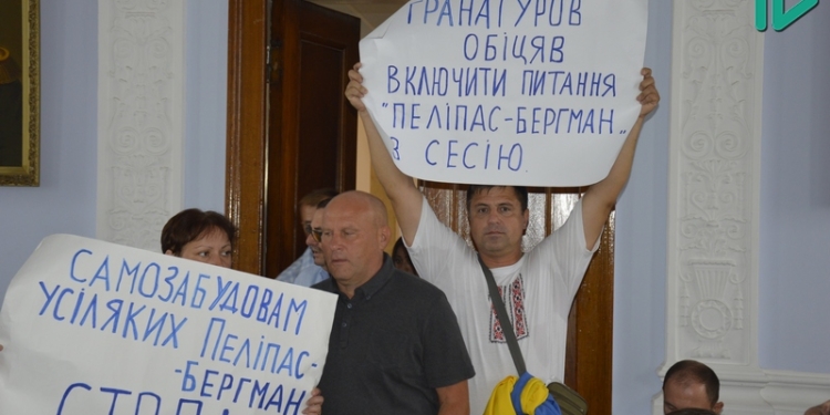 Николаевские депутаты с третьего раза дали согласие принять ЦИК аэропорта в собственность города