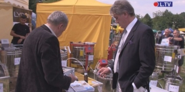 Ющенко возглавил делегацию пчеловодов на празднике меда в Польше