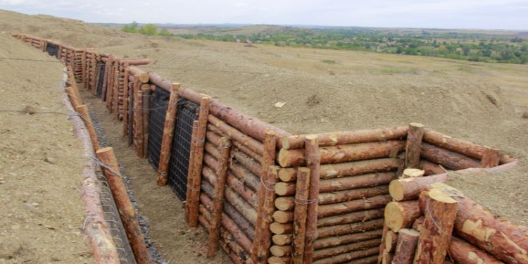 Минобороны утверждает, что уже 600 км фортификационных сооружений готово. Некоторые опробованы в бою