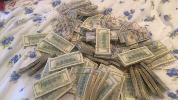 Киевский налоговик отказался от взятки  в несколько миллионов долларов