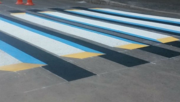 В Киеве появилась “3D зебра” – она визуально выше дороги