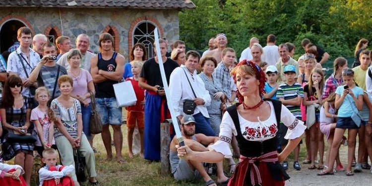 Казакам со всей Украины николаевцы показали и бой на мягких саблях, и «Козу»