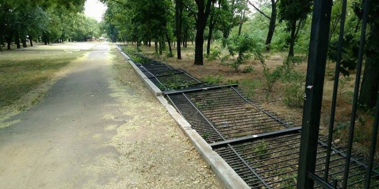 «Я к вам пишу, чего же боле?»: Гранатуров обращается к Мерикову по поводу ограды в парке Победы через Фейсбук