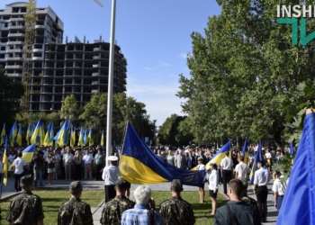 С флагом – по жизни: в День Государственного Флага 5 николаевских школьников вместе с паспортами получили и флаги